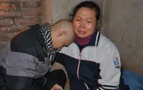 Người mẹ khóc cạn nước mắt khi biết con mắc bệnh ung thư máu