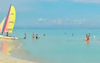 Người dân Cuba đổ xô đi nghỉ mát