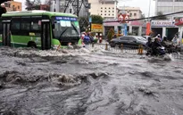 TP. HCM: Mưa lớn gây ngập nhiều tuyến phố