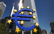 ECB hạ lãi suất tiền gửi xuống -0,3%