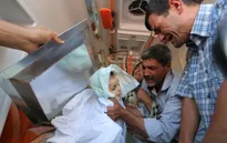 Rớt nước mắt đám tang cậu bé di cư người Syria