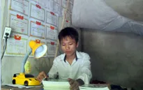 Cậu bé côi cút nhiều năm đạt học sinh giỏi