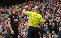 Mùa này, Liverpool hễ đụng Arsenal là nhận thẻ đỏ