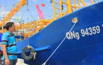 Quảng Ngãi: Bàn giao 2 tàu vỏ thép cho ngư dân
