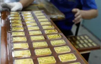 Giá vàng giảm nhẹ, giá USD ổn định