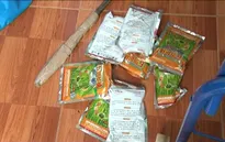 Bắt giữ thương lái TQ “hướng dẫn” bà con khai thác giun đất bằng hóa chất lạ