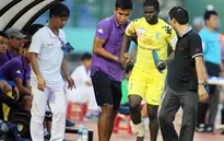 Tiền vệ Hector của CLB Hà Nội T&T bị vỡ mắt cá chân?