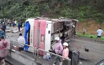 Nổ lốp, xe khách giường nằm lật nghiêng giữa đường