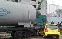 Cố băng qua đường sắt, ô tô bị tàu hỏa đâm ngang