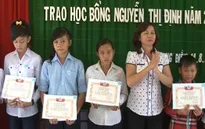 Trao học bổng Nguyễn Thị Định cho 200 nữ sinh có hoàn cảnh khó khăn