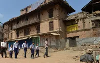 Các trường học tại Nepal đón học sinh sau thảm họa động đất