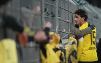 Hummels, Weidenfeller ngấn lệ xin lỗi NHM Dortmund