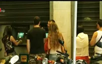 Người dân Hy Lạp xếp hàng cả ngày để rút tiền