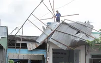 Đồng Tháp: Dông lốc kéo dài, hàng chục căn nhà bị sập