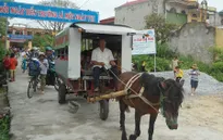 Ông cụ ngoài 70 tuổi dùng xe ngựa tự chế đưa đón miễn phí học sinh đến trường