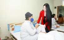 Hoa hậu Ngọc Anh nghẹn ngào trao quà cho bệnh nhân ung thư