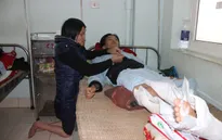 Xót xa cảnh vợ liệt chăm chồng què ở bệnh viện