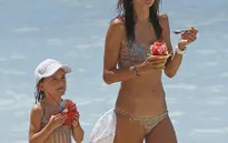 Alessandra Ambrosio và con gái nhỏ diện bikini ra biển