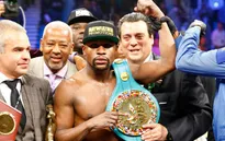 Floyd Mayweather bị tước đai vô địch ở trận quyền anh thế kỷ