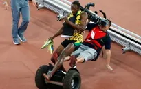 Usain Bolt ngã chổng vó sau khi giành HCV điền kinh thế giới