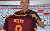 Edin Dzeko khoác áo số 9 của Roma, phấn khích vì được chơi cùng Totti