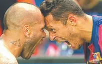 Alves và Adriano cùng ở lại Barca: Đúng là người Brazil có khác!