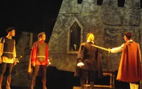 Đưa trò Xuân Phả vào kịch Hamlet