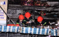 Vụ hỏa hoạn ở phố Hàng Mã, chủ nhà đi vắng, lực lượng cứu hỏa phải phá cửa để chữa cháy