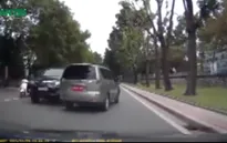 Hà Nội: Xe biển đỏ vượt ẩu "suýt" gây tai nạn