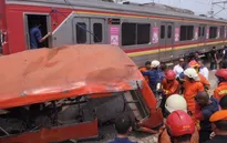 Tàu hỏa và xe buýt đâm nhau ở Indonesia, 18 người thiệt mạng
