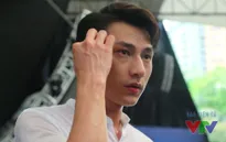 Isaac ướt đẫm mồ hôi vì thời tiết Hà Nội