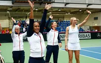 Bỏ con ở Úc mở rộng, mẹ Murray hưởng niềm vui tại Fed Cup