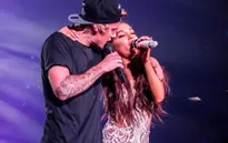 Mải ngắm người đẹp, Justin Bieber quên lời bài hát