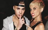 Miley cười khẩy trước tin đồn “dính bầu” với Justin Bieber