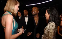 Kanye West để "máy hát Grammy" trong... nhà tắm