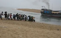 Phú Yên: Tàu cá mắc cạn ở cửa sông Đà Rằng