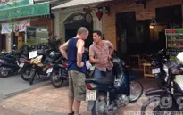 TP.HCM: Người nước ngoài thuê xe gắn máy dễ như đi chợ
