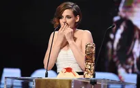 Phản ứng khó hiểu của Kristen Stewart tại lễ trao giải Cesar