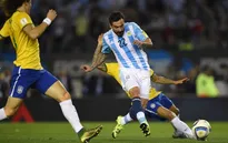 Argentina chia điểm với Brazil trong ngày vắng Messi, Aguero