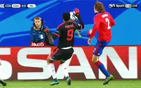 Louis Van Gaal chê Martial "ngốc nghếch" vì dùng tay chơi bóng