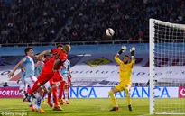 Cú manita của Ronaldo = pha đánh đầu của hậu vệ Mathieu