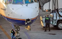 Iceland: Bị sét đánh trúng, máy bay vẫn vượt Đại Tây Dương an toàn