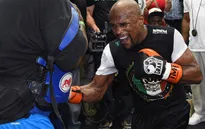 Dằn mặt Paquiao, Mayweather ra đòn vũ bão vào bao đấm