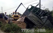 Đâm mạnh tàu hỏa, lái xe tải văng khỏi buồng lái, tử vong