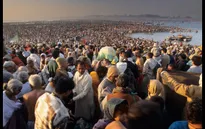 Ấn Độ: Hàng nghìn người tắm sông trong dịp lễ Kumbh Mela