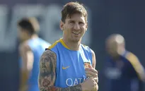 Messi và đồng đội tưởng niệm nạn nhân vụ thảm sát ở Paris trong buổi tập