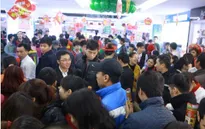 TP. HCM: “Nghẹt thở” chen chân sắm Tết tại siêu thị