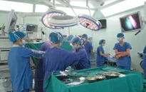 Bệnh viện ĐH Y Hà Nội phẫu thuật nội soi đại tràng thành công cho bệnh nhân 75 tuổi