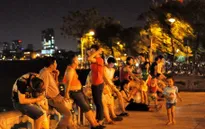 Tránh nắng nóng, người dân Thủ đô “đua nhau” ra đường buổi tối