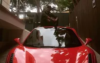 Neymar ngồi trên nóc khoe siêu xe Ferrari mới tậu